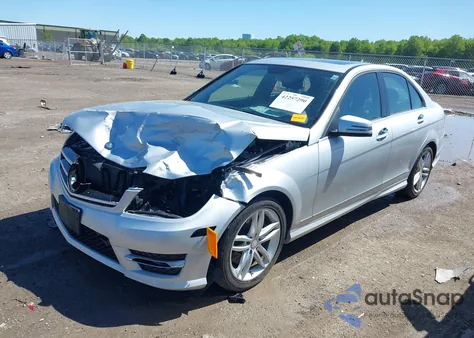 2014 Mercedes-Benz C 300 Luxury 4Matic/Sport 4Matic z USA, uszkodzony, nr VIN WDDGF8AB7EA959799